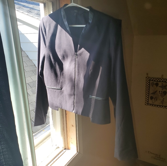 Black cute jacket that is blazer like style! - Picture 1 of 4